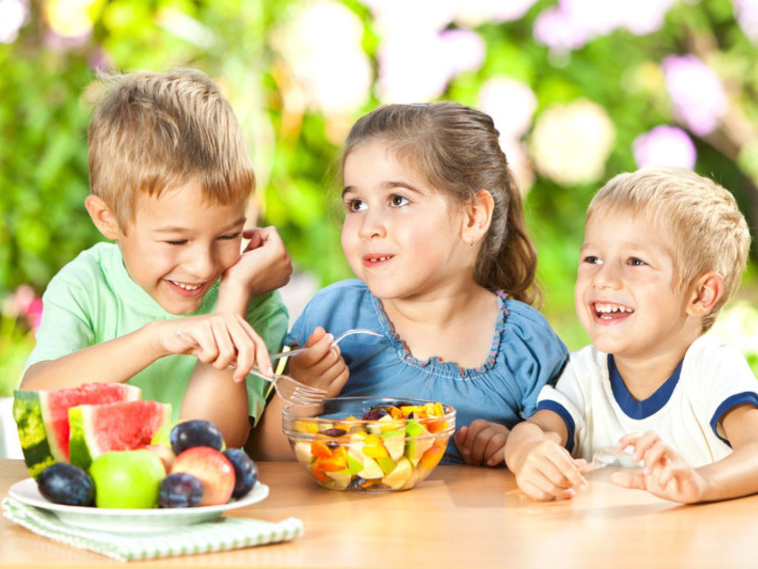 Cho trẻ ăn trái cây, sữa chua thay vì bánh kẹo, đồ chiên rán