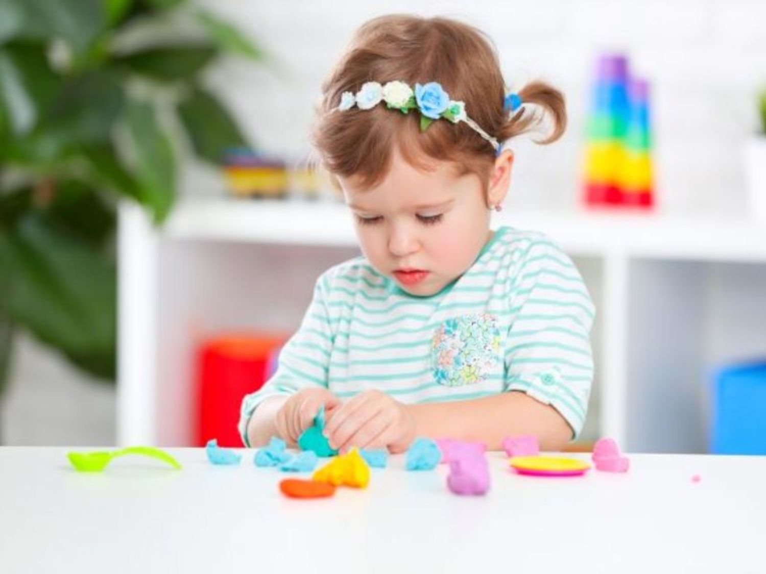 Khuyến khích trẻ tham gia các hoạt động vui chơi, học tập để quên đi màn hình tivi, điện thoại