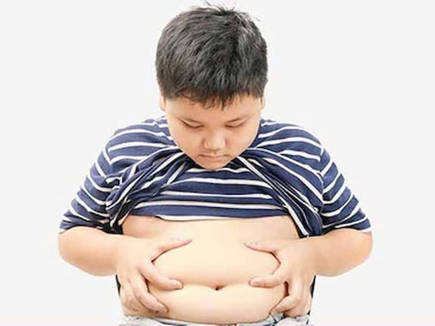 Trẻ có nếp gấp ở cổ, bụng đùi, lớn hơn so với các bạn