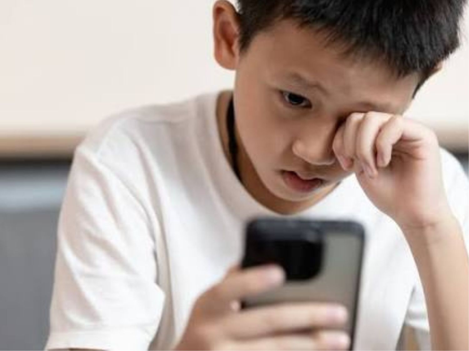 Yêu cầu trẻ hạn chế dùng điện thoại, thu thiết bị điện tử đột ngột