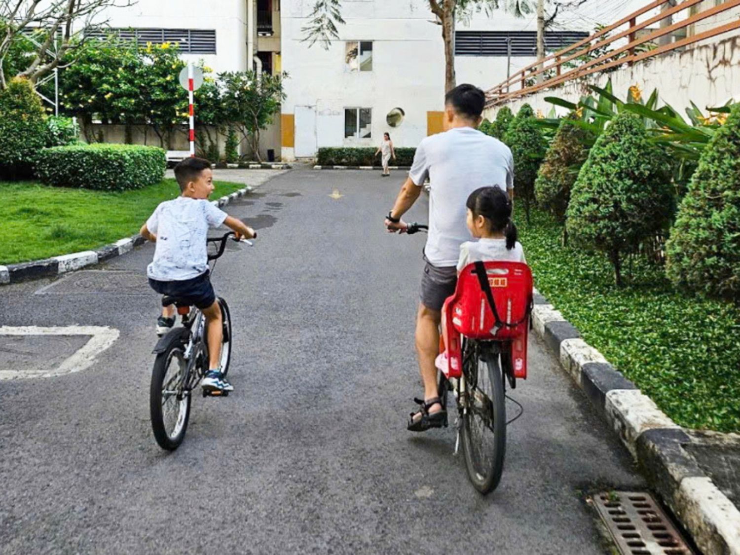 Bố mẹ nên luyện tập thể thao, ăn uống khoa học cùng với trẻ