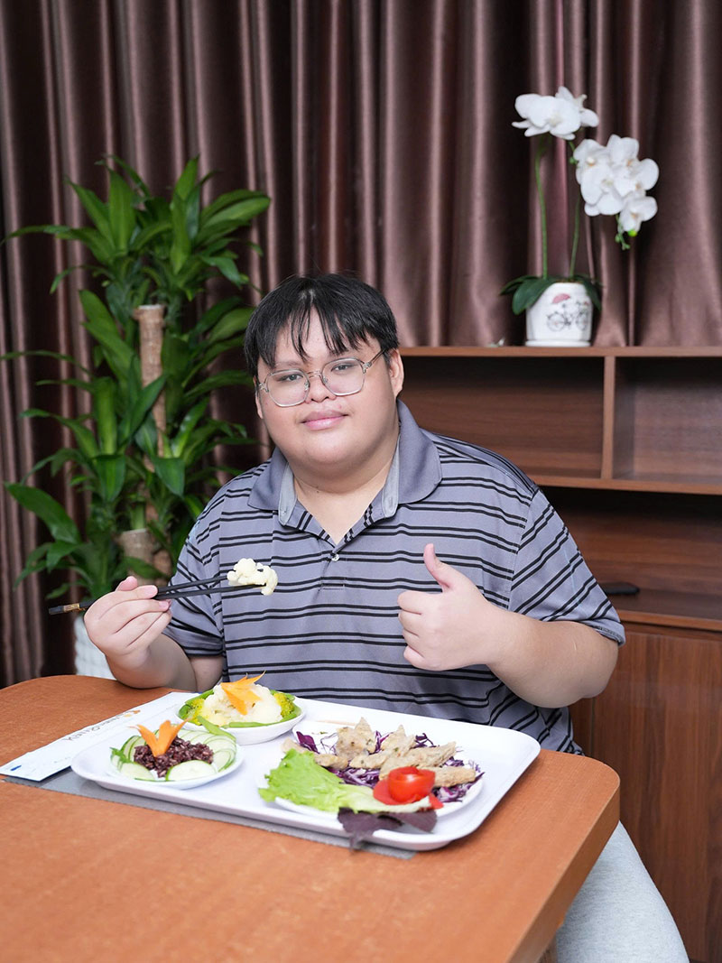 Thiên Ân ăn thực đơn dinh dưỡng y khoa tại viện