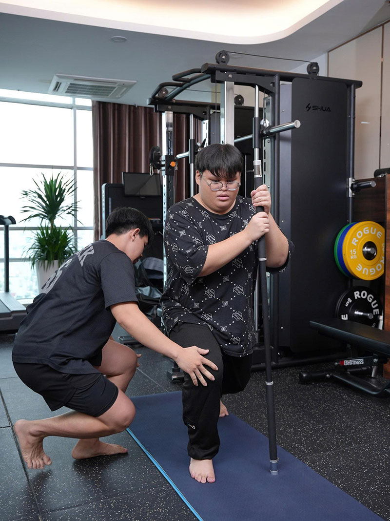 Thiên Ân tập vận động cùng huấn luyện viên