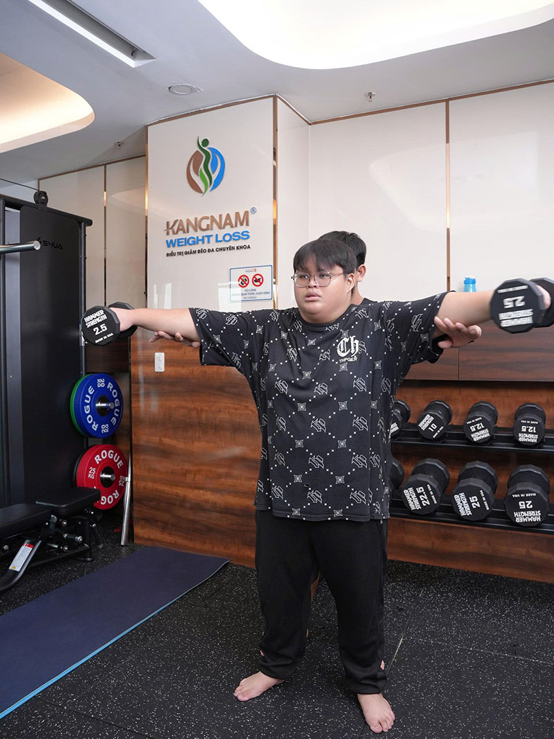 Thiên Ân tập tạ tại phòng gym Kangnam