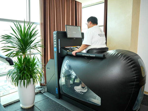 Thiên Ân tập Anti-Gravity Treadmill giảm tải khớp gối