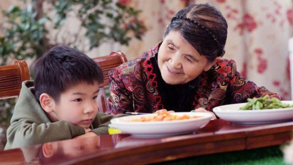 Ông bà cho cháu ăn nhiều: Khi nào là yêu thương, khi nào thành có hại và cách cha mẹ ứng xử
