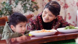 Ông bà cho cháu ăn nhiều: Khi nào là yêu thương, khi nào thành có hại và cách cha mẹ ứng xử